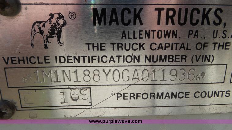 image for item L2024 1986 Mack R688ST semi truck