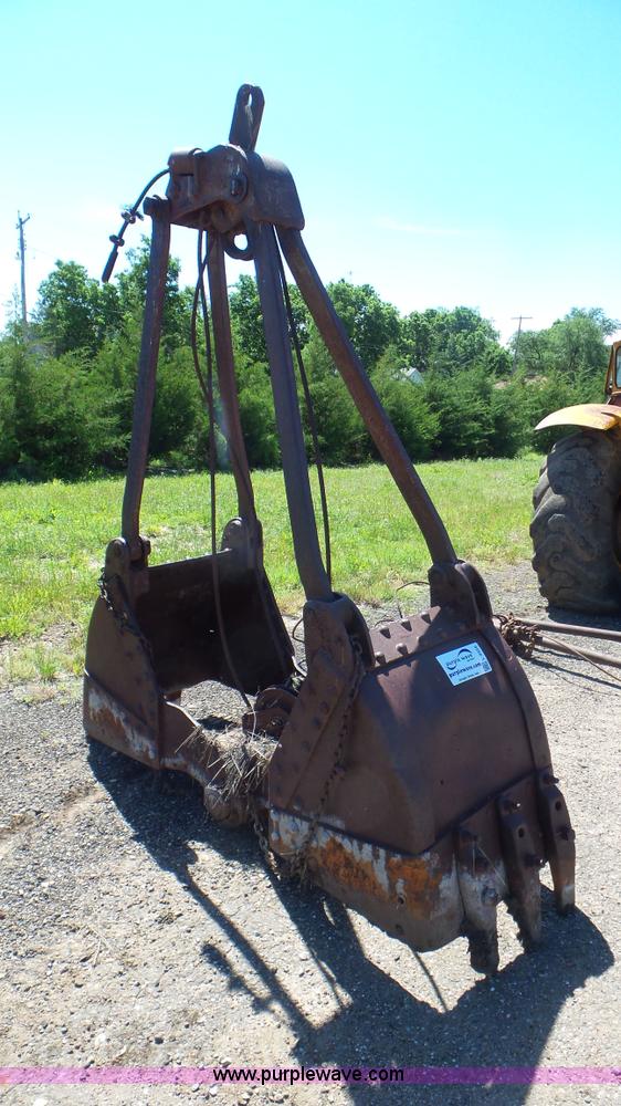 image for item L2026 Clamshell bucket