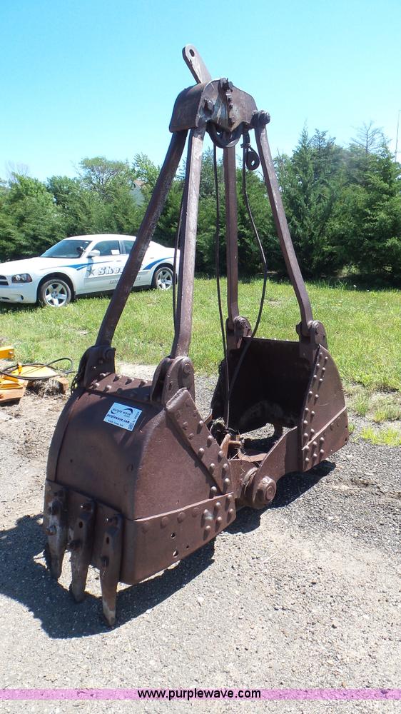 image for item L2026 Clamshell bucket