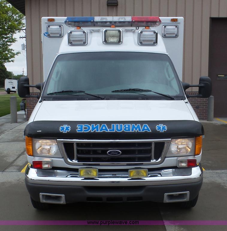image for item L2084 2006 Ford E450 ambulance