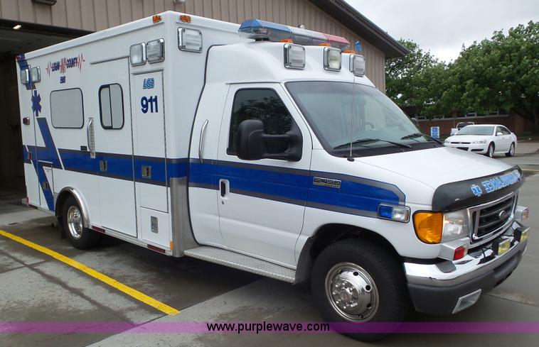 image for item L2084 2006 Ford E450 ambulance