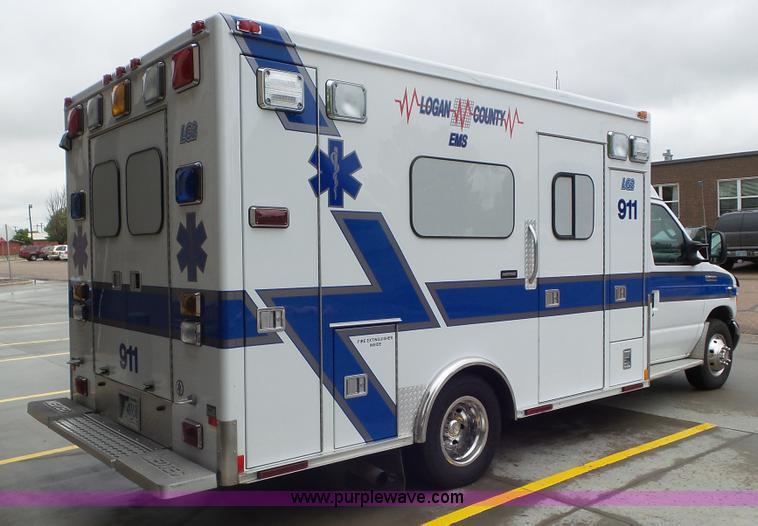 image for item L2084 2006 Ford E450 ambulance