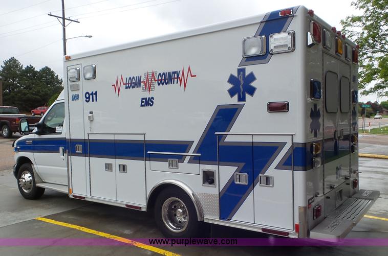 image for item L2084 2006 Ford E450 ambulance