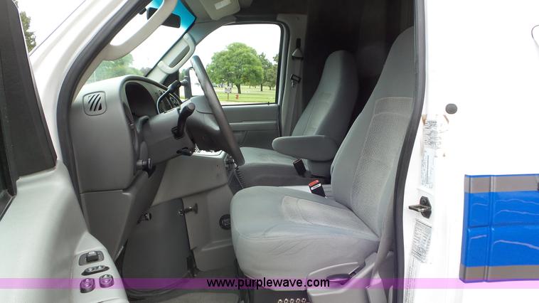 image for item L2084 2006 Ford E450 ambulance