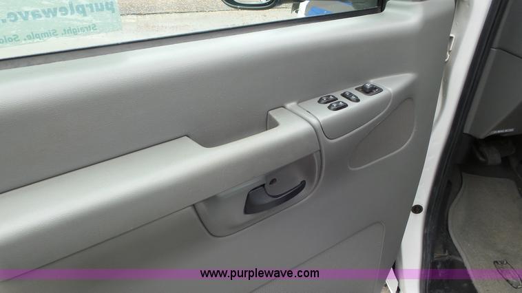 image for item L2084 2006 Ford E450 ambulance