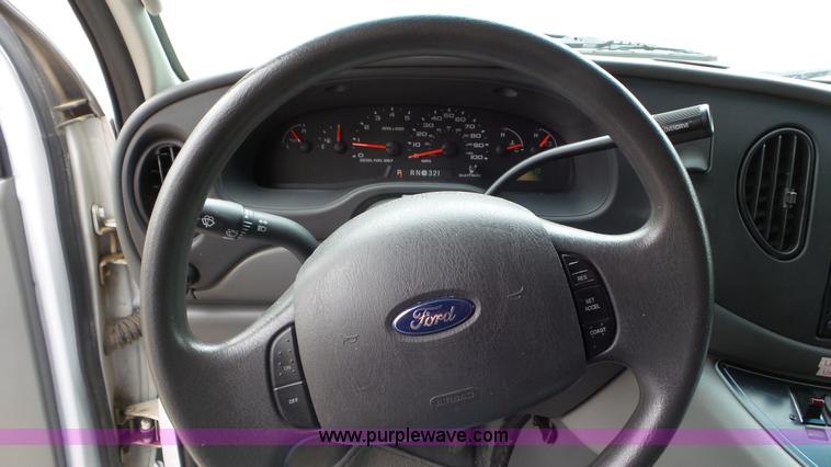 image for item L2084 2006 Ford E450 ambulance