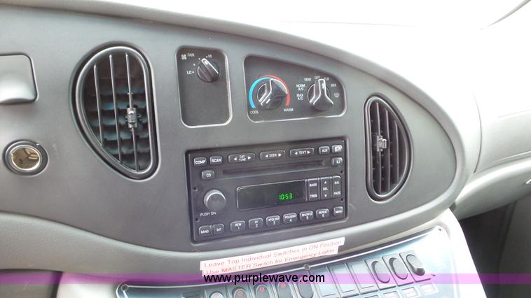 image for item L2084 2006 Ford E450 ambulance