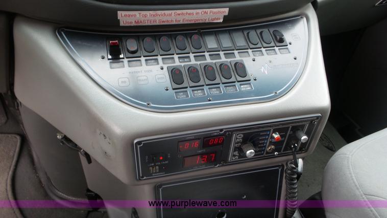 image for item L2084 2006 Ford E450 ambulance