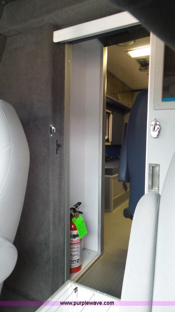 image for item L2084 2006 Ford E450 ambulance