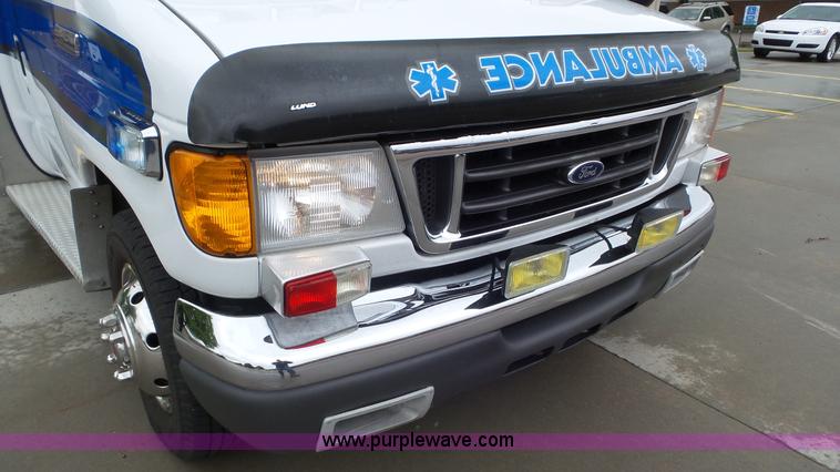 image for item L2084 2006 Ford E450 ambulance
