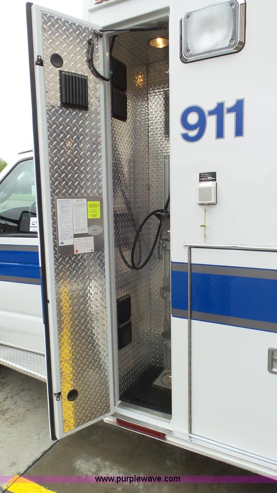 image for item L2084 2006 Ford E450 ambulance