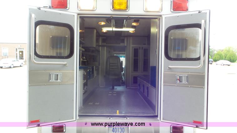 image for item L2084 2006 Ford E450 ambulance