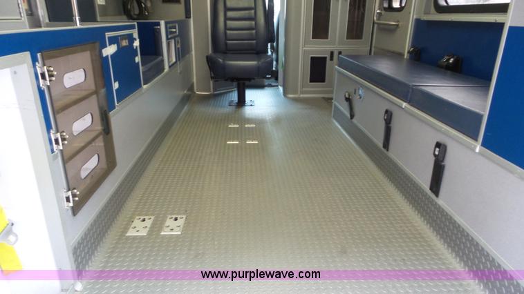 image for item L2084 2006 Ford E450 ambulance