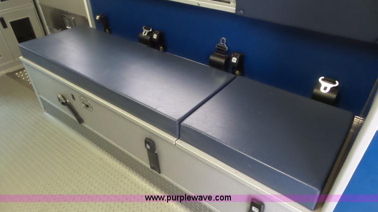 image for item L2084 2006 Ford E450 ambulance