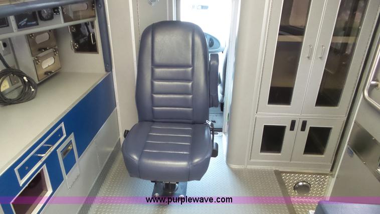 image for item L2084 2006 Ford E450 ambulance
