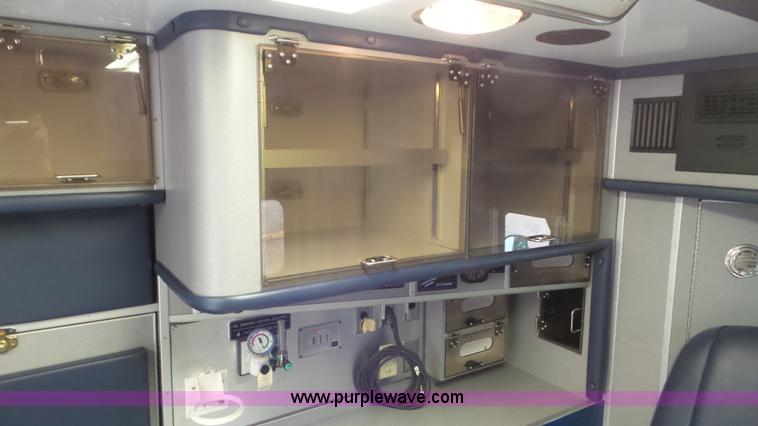image for item L2084 2006 Ford E450 ambulance