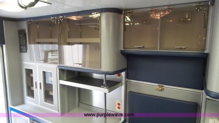 image for item L2084 2006 Ford E450 ambulance