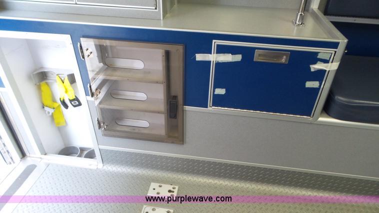 image for item L2084 2006 Ford E450 ambulance