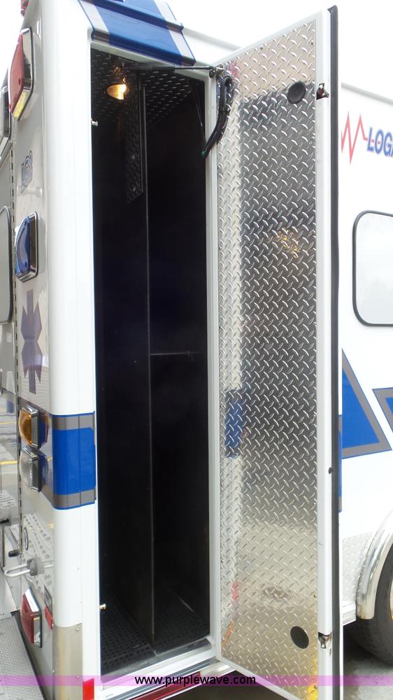 image for item L2084 2006 Ford E450 ambulance