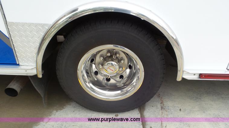 image for item L2084 2006 Ford E450 ambulance