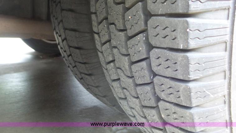 image for item L2084 2006 Ford E450 ambulance