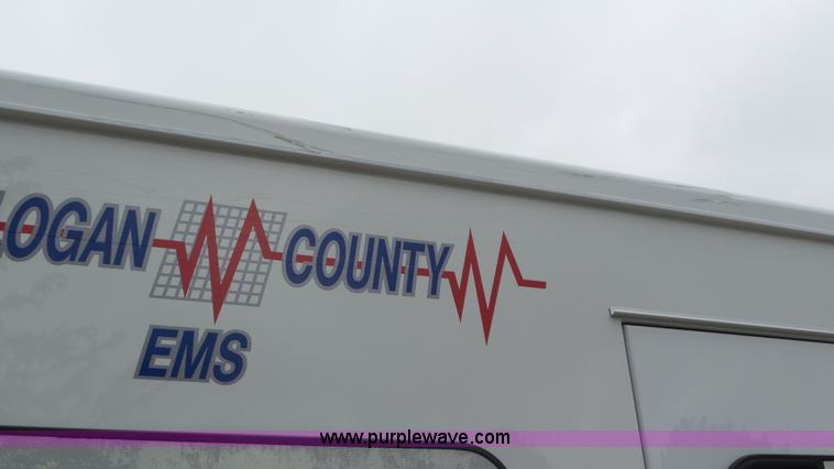 image for item L2084 2006 Ford E450 ambulance