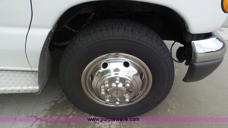 image for item L2084 2006 Ford E450 ambulance