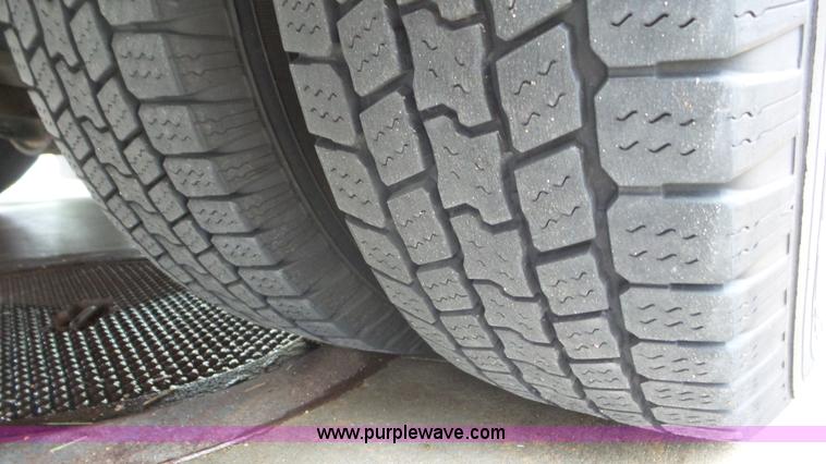 image for item L2084 2006 Ford E450 ambulance