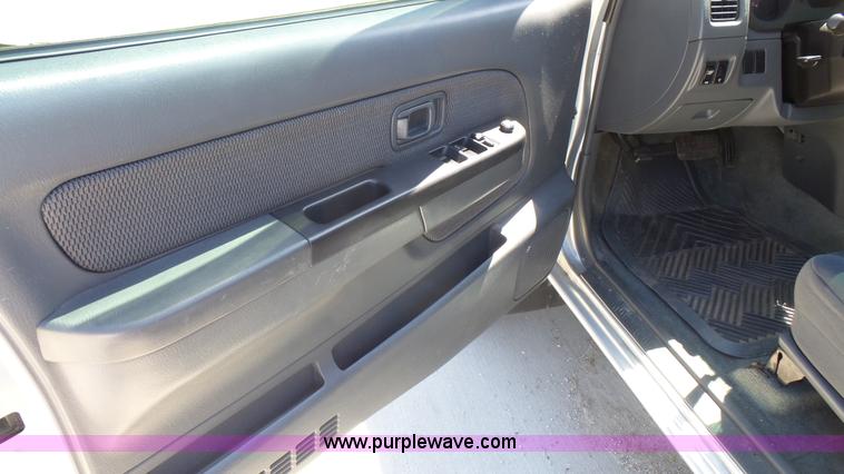 image for item L4797 2002 Nissan Frontier SE Crew Cab pickup truck