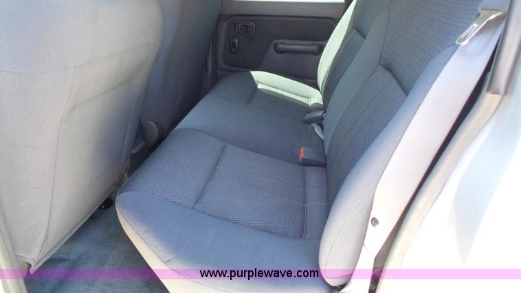 image for item L4797 2002 Nissan Frontier SE Crew Cab pickup truck