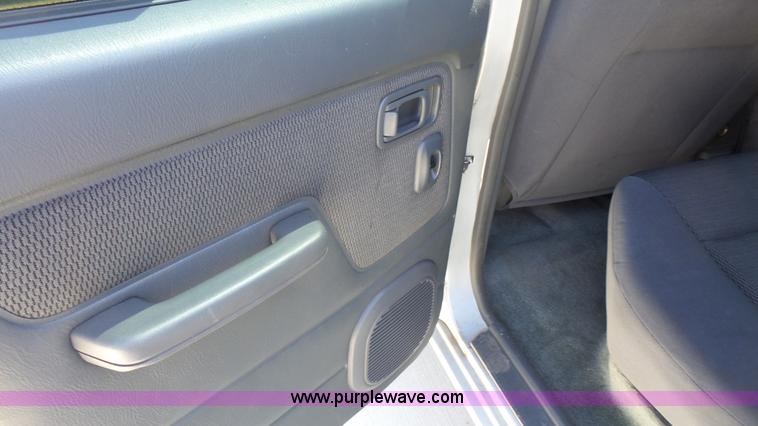 image for item L4797 2002 Nissan Frontier SE Crew Cab pickup truck