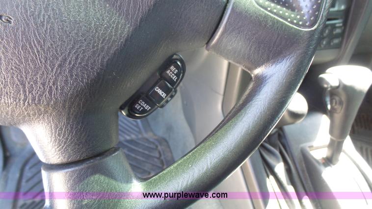 image for item L4797 2002 Nissan Frontier SE Crew Cab pickup truck