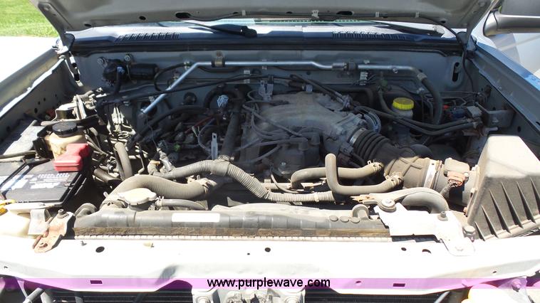 image for item L4797 2002 Nissan Frontier SE Crew Cab pickup truck