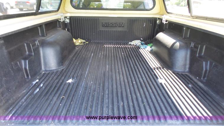 image for item L4797 2002 Nissan Frontier SE Crew Cab pickup truck