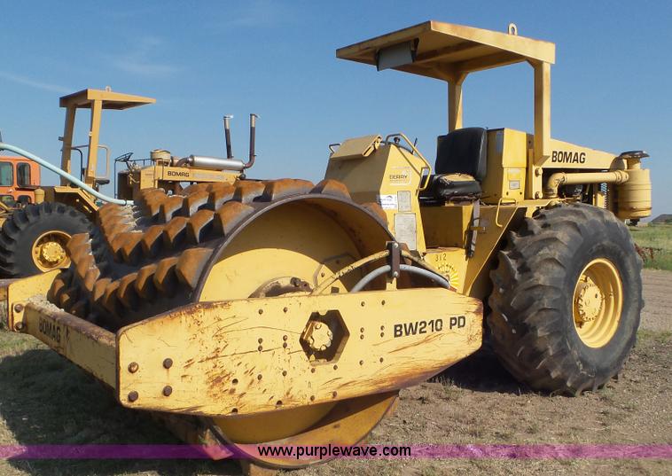 image for item L5258 Bomag BW210PD single drum roller