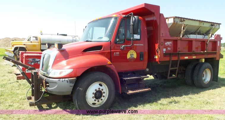 image for item L5261 2003 International 4200 dump truck