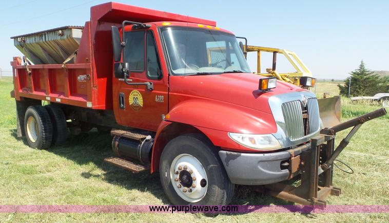 image for item L5261 2003 International 4200 dump truck