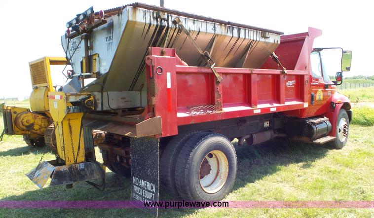 image for item L5261 2003 International 4200 dump truck