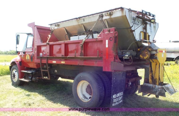 image for item L5261 2003 International 4200 dump truck