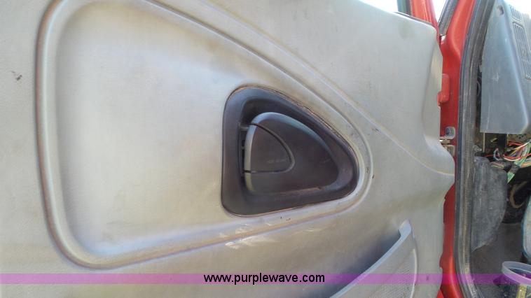 image for item L5261 2003 International 4200 dump truck