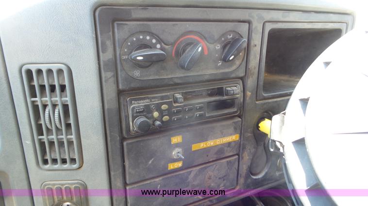 image for item L5261 2003 International 4200 dump truck