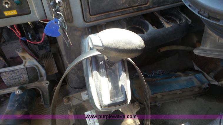 image for item L5261 2003 International 4200 dump truck