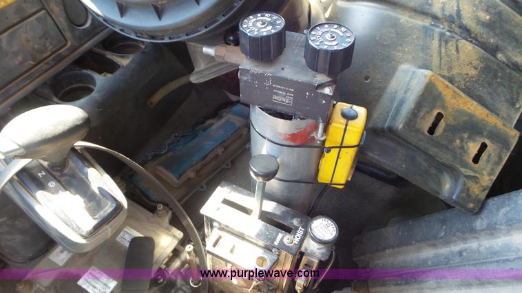 image for item L5261 2003 International 4200 dump truck