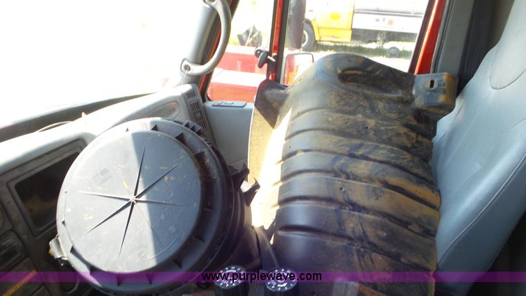 image for item L5261 2003 International 4200 dump truck