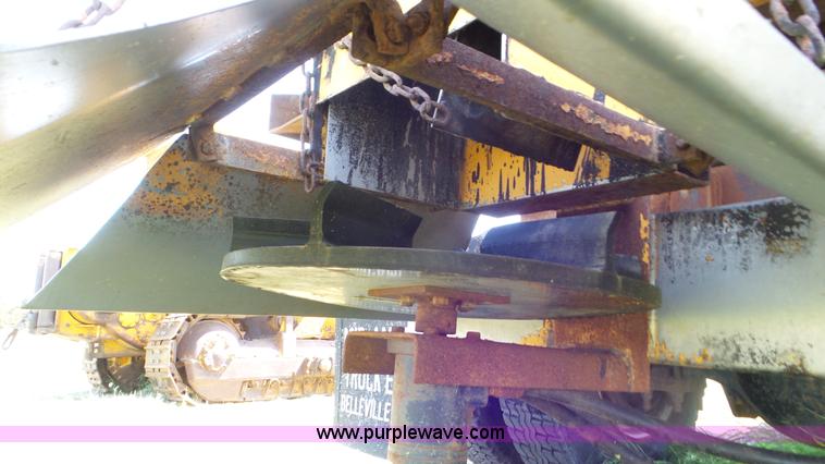 image for item L5261 2003 International 4200 dump truck