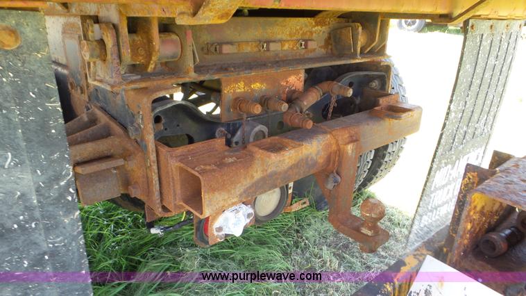 image for item L5261 2003 International 4200 dump truck