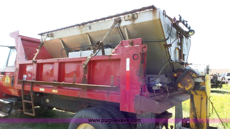 image for item L5261 2003 International 4200 dump truck