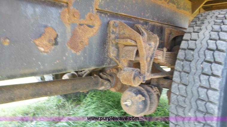 image for item L5261 2003 International 4200 dump truck