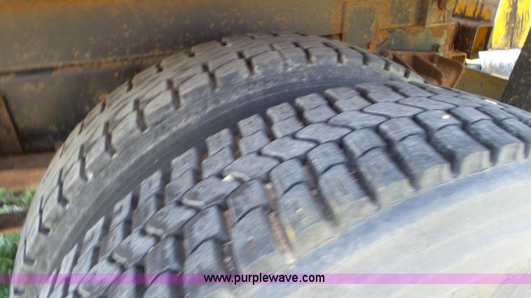 image for item L5261 2003 International 4200 dump truck