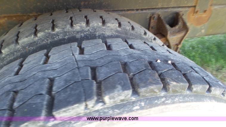 image for item L5261 2003 International 4200 dump truck